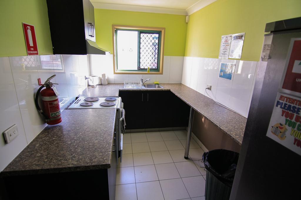 Sleeping Inn Backpackers Resort Голд-Кост Экстерьер фото