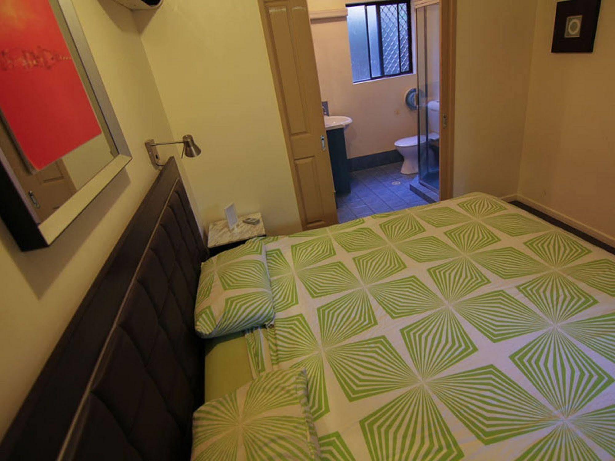 Sleeping Inn Backpackers Resort Голд-Кост Экстерьер фото